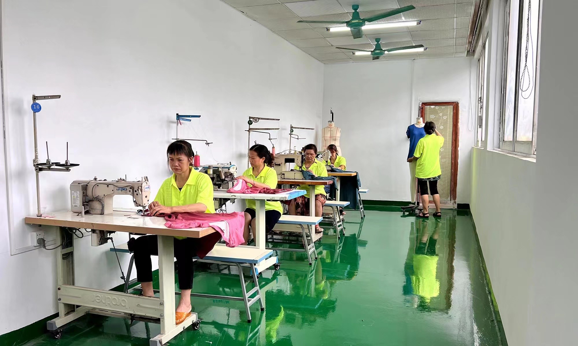 Guangzhou Vinas clothing technology Co., LTD 공장 생산 라인